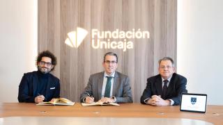 Paco Avila y Sergio Corral en el momento de la firma.