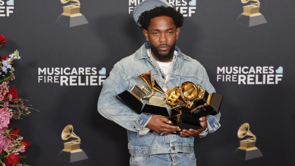 Kendrick Lamar posa con sus cinco premios Grammy tras la ceremonia. Foto: EFE/EPA/Allison Dinner