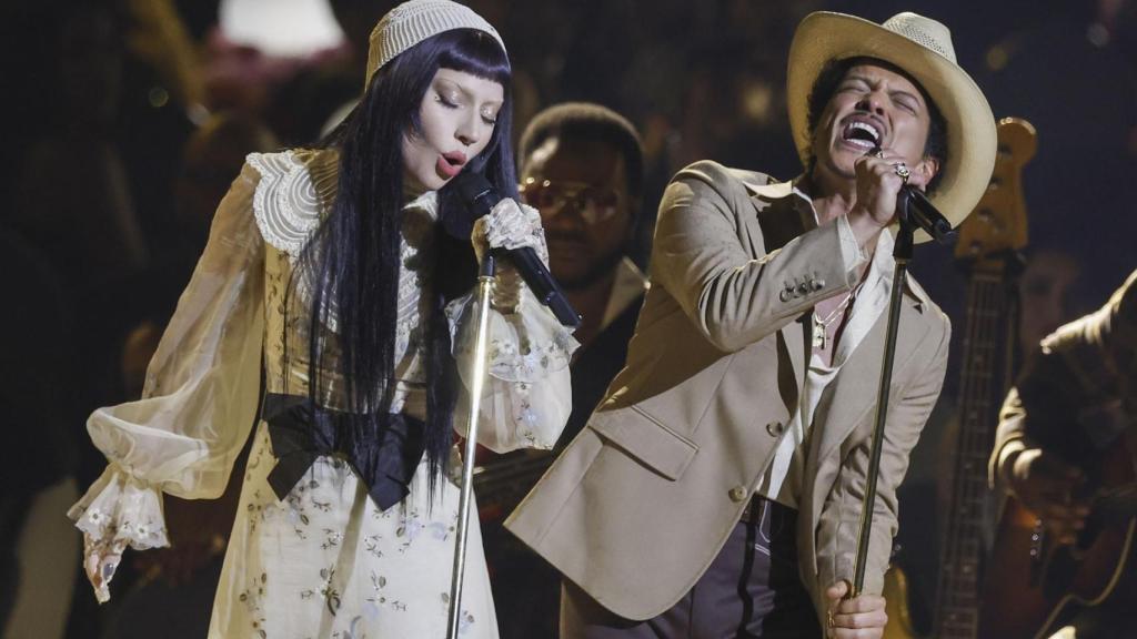 Lady Gaga y Bruno Mars interpretan California Dreamin' en los Grammy 2025. Foto: EFE/EPA/Caroline Brehman