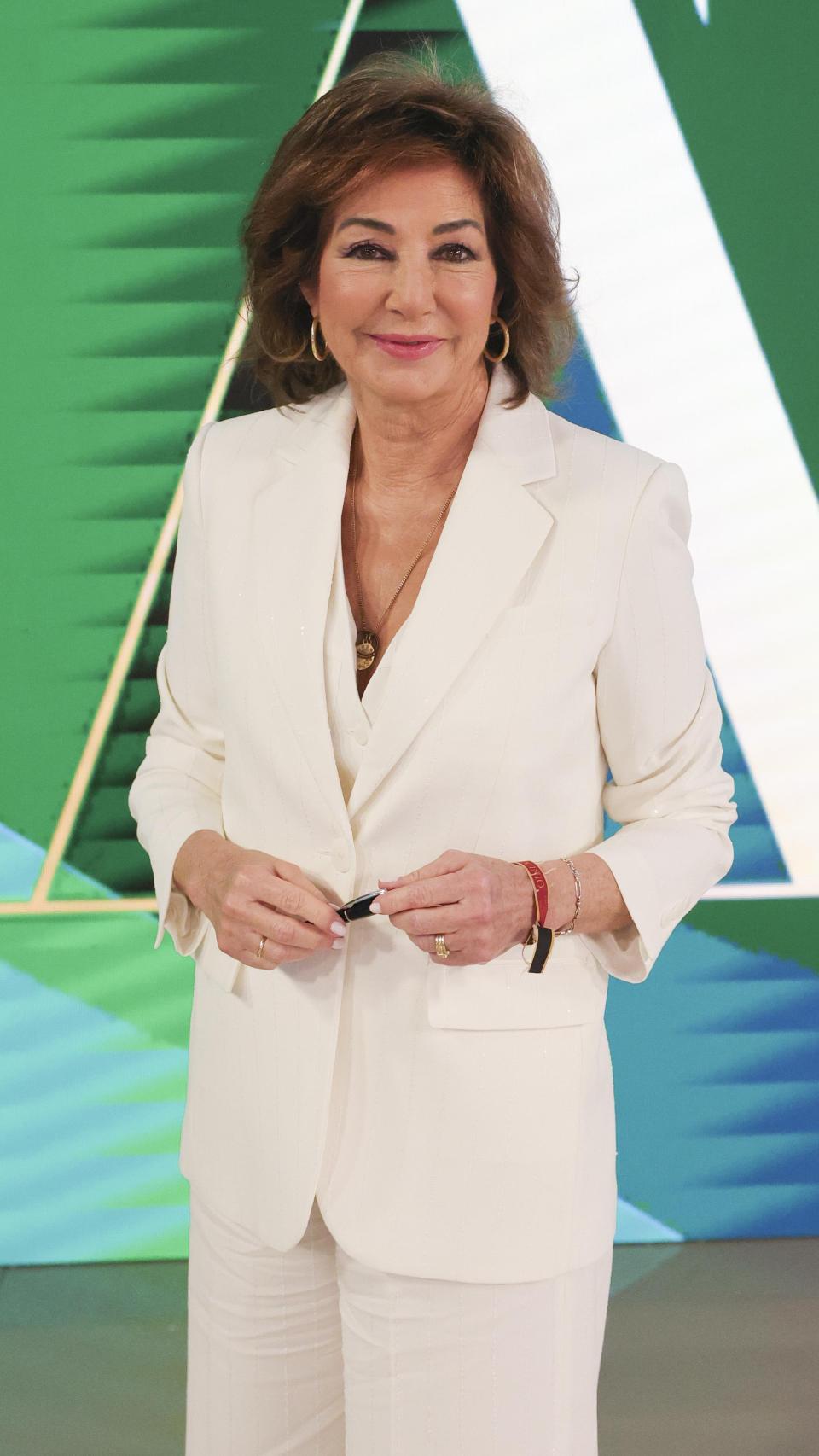Ana Rosa Quintana, feliz, este lunes, 3 de febrero, con su look blanco.