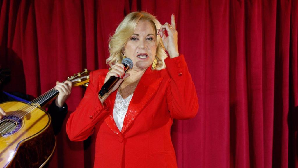 Bárbara Rey cantándole al Rey.