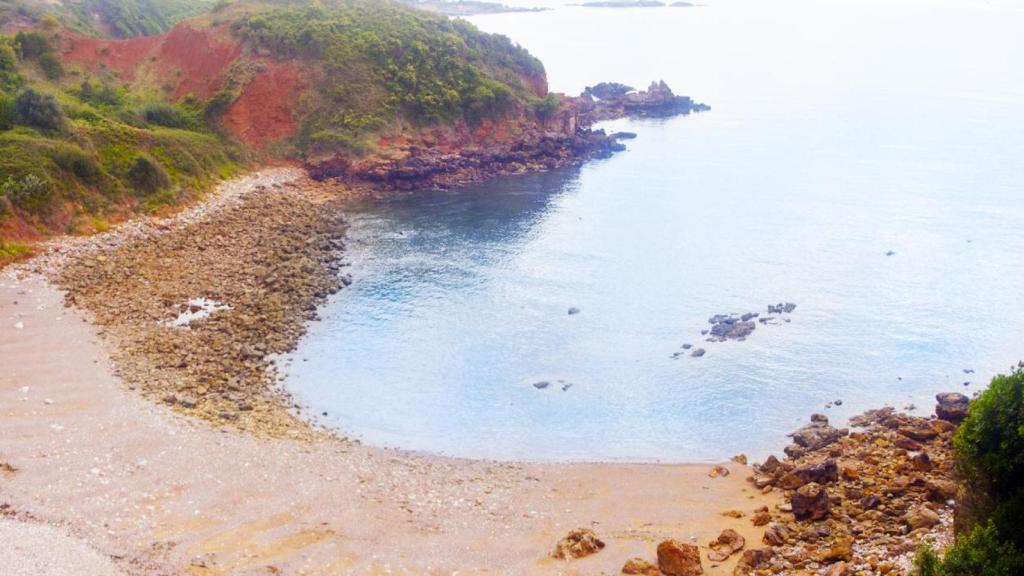 En sus alrededores encontramos playas vírgenes.