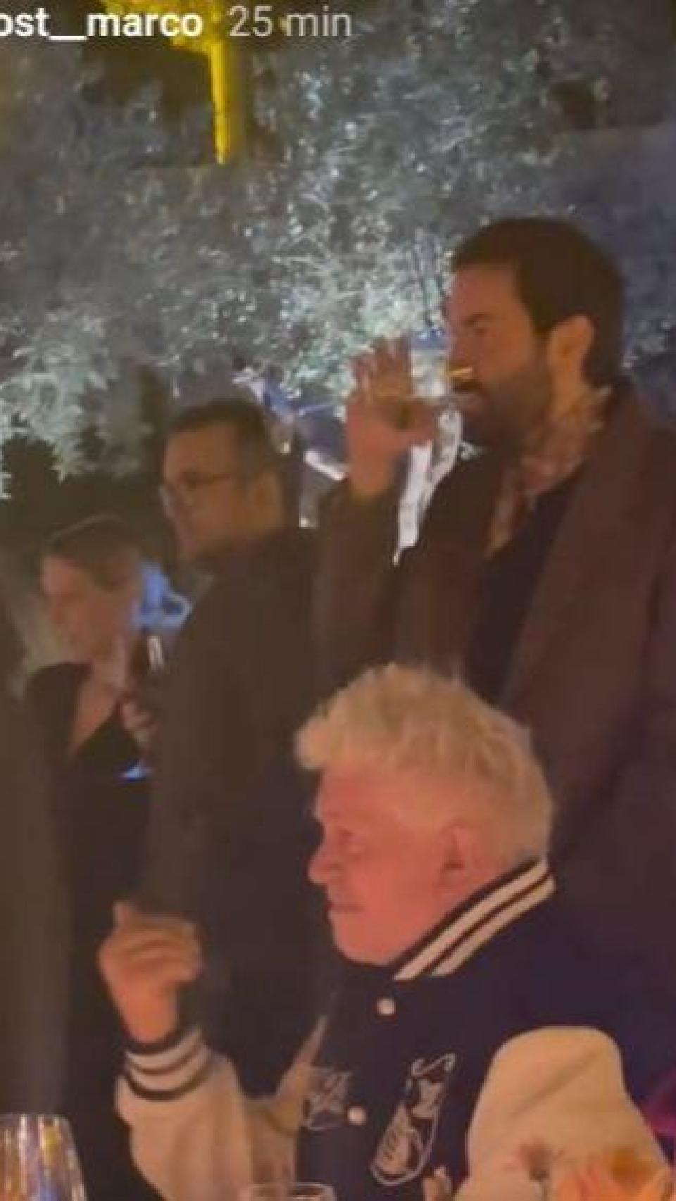 Pedro Alomdóvar disfrutando de la fiesta de Los Javis en un 'stories' de Instagram.