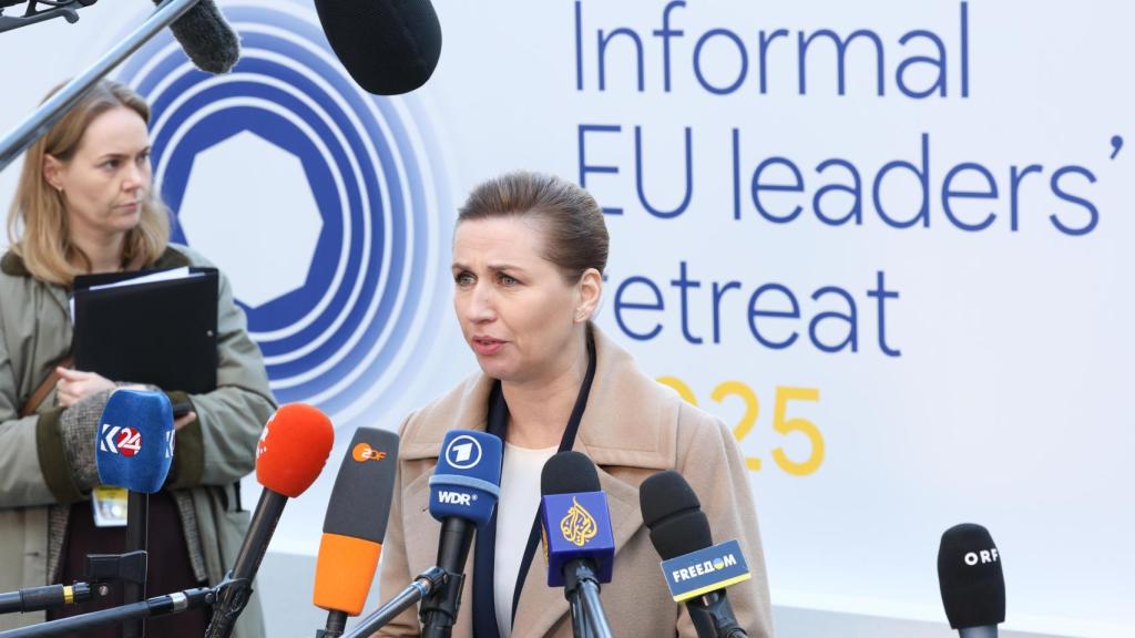 La primera ministra de Dinamarca, Mette Frederiksen, durante su rueda de prensa de este lunes en Bruselas