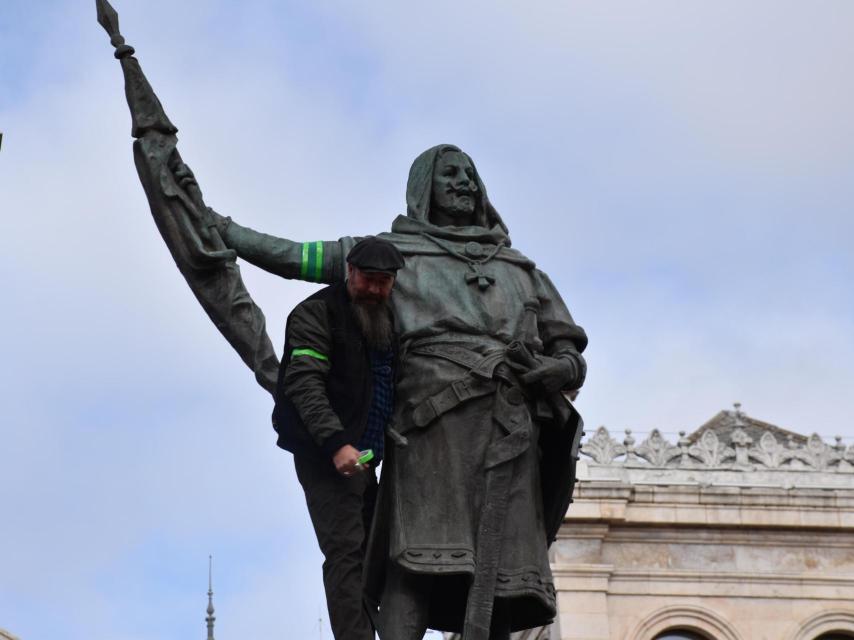 El Conde Ansúrez luce el brazalete verde esperanza de la AECC