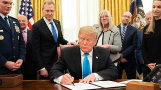 Trump firmando acuerdos el día después de su inaguración