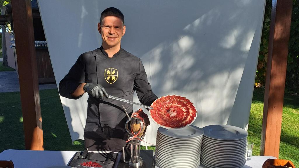 Batis Pefanis, el único griego cortador profesional de jamón en Castilla y León que triunfa en Valladolid
