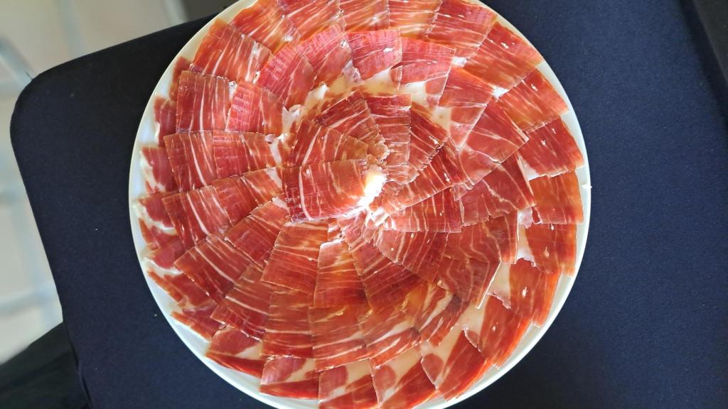 Plato de jamón cortado por Batis Pefanis