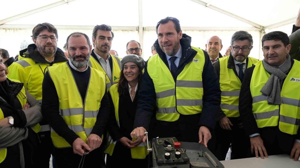 Puente agarra la palanca detonadora de la voladura para el cale del túnel 1 para el tren a Langosteira.