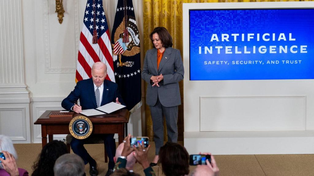 Joe Biden firmando la orden ejecutiva el 30 de octubre de 2023