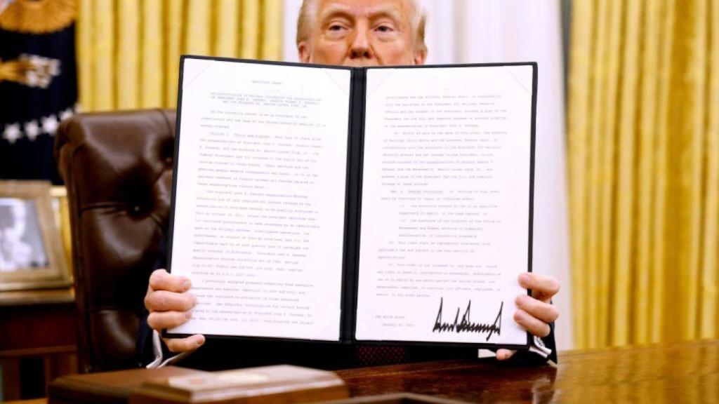 Trump firmando y deshaciendo las ordenes ejecutivas de Biden relacionadas con la IA, enero 2025