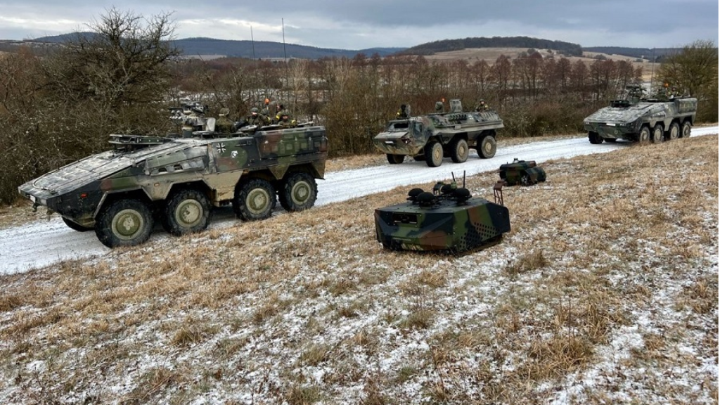 Dron Gereon junto a blindados del Ejército alemán