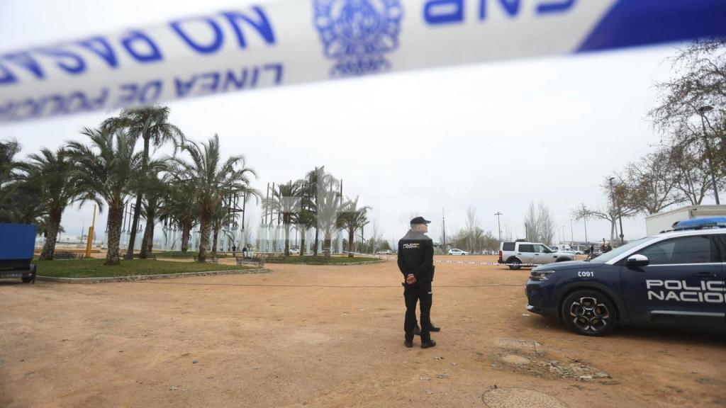 Un agente de Policía, el domingo, en la zona en la que se produjo la fatal agresión.