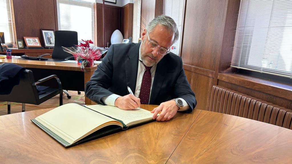 El presidente de las Cortes, Carlos Pollán, estampa su firma en el Libro de Honor del Ayuntamiento de Astorga, este lunes