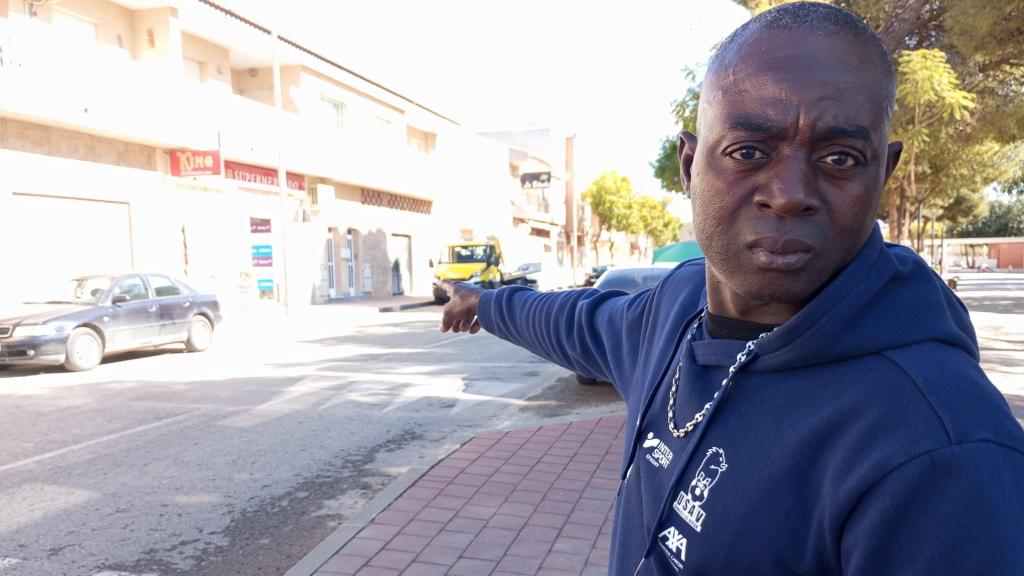 Sameke, este domingo, señalando el lugar donde fue atropellado por un Audi en la calle Antonio Ayala Garre