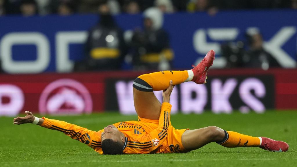 Mbappé se duele del gemelo tras la entrada de Romero.