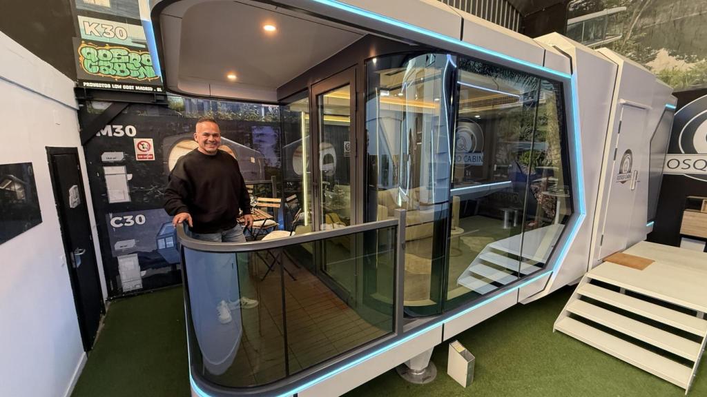 Jan posa para EL ESPAÑOL en la terraza de una de las viviendas modulares que tiene en venta en su 'showroom' de Collado Villalba.