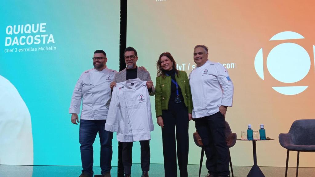 Quique Dacosta recibiendo la chaquetilla del evento