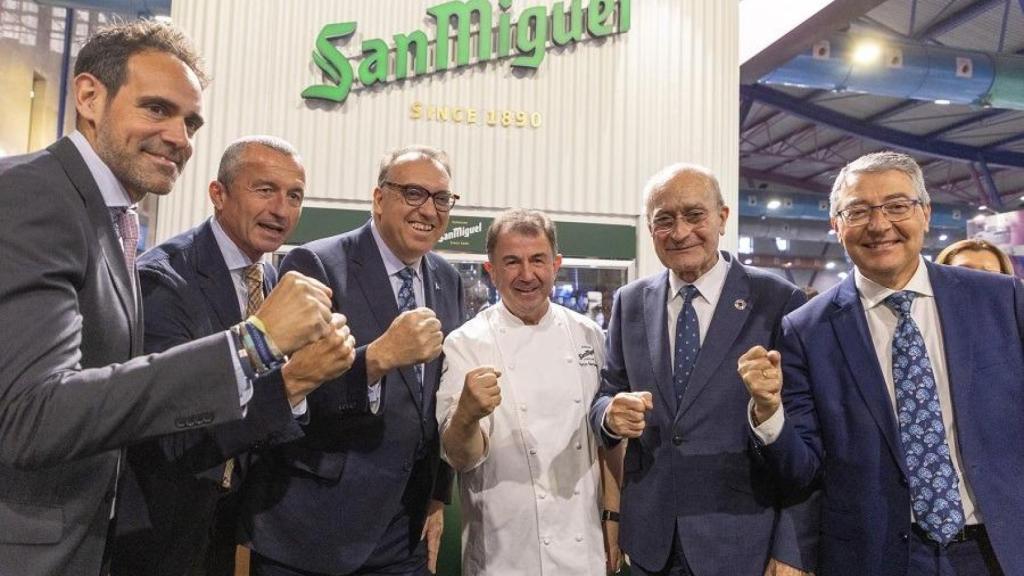 Martín Berasategui junto a cargos del Ayuntamiento y la Junta de Andalucía