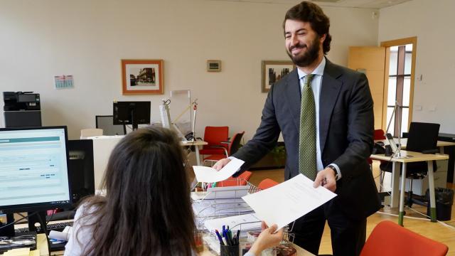El portavoz de Vox en las Cortes de Castilla y León, Juan García-Gallardo, presenta su dimisión en el registro de las Cortes