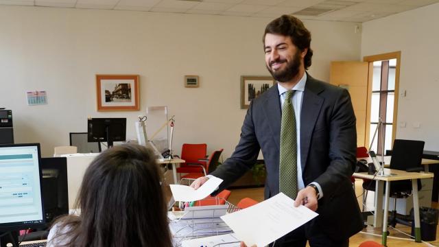 El portavoz de Vox en las Cortes de Castilla y León, Juan García-Gallardo, presenta su dimisión en el registro de las Cortes