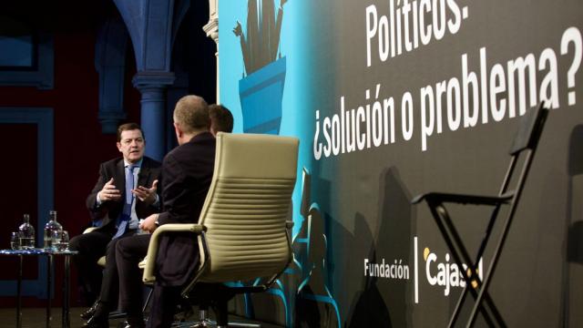 El presidente de la Junta, Alfonso Fernández Mañueco, interviniendo junto al presidente de Castilla-La Mancha, Emiliano García-Page, en el coloquio de este lunes en Sevilla