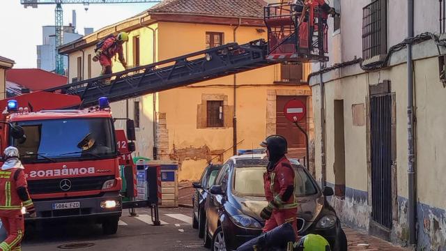 Los bomberos trabajando en el incendio de un bloque de viviendas en León