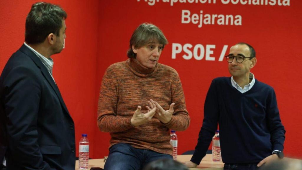 El secretario general del PSCyL, Carlos Martínez, en la sede del partido en Béjar