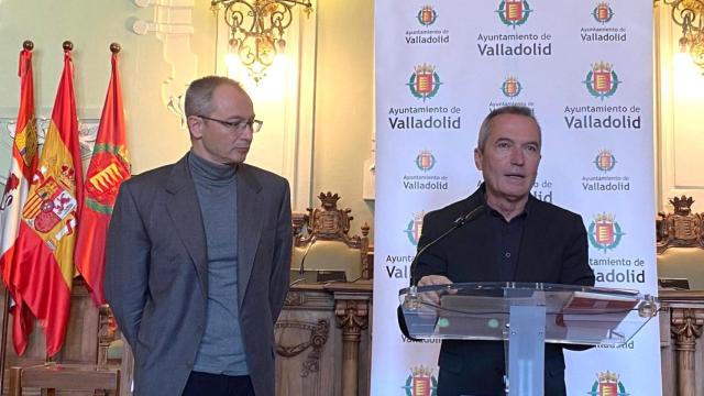 El concejal de Comercio, Mercados y Consumo, Víctor Martín, y el concejal de Urbanismo y Vivienda, José Ignacio Zarandona, en rueda de prensa tras la Junta de Gobierno Local