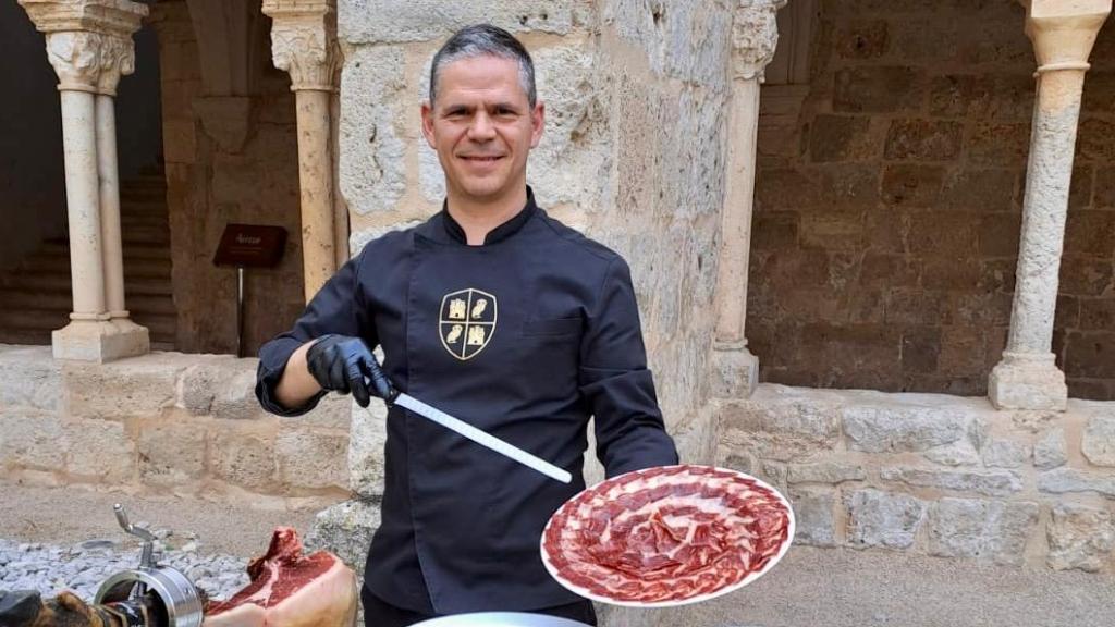 Batis Pefanis, el único griego cortador profesional de jamón en Castilla y León que triunfa en Valladolid: “Es una joya