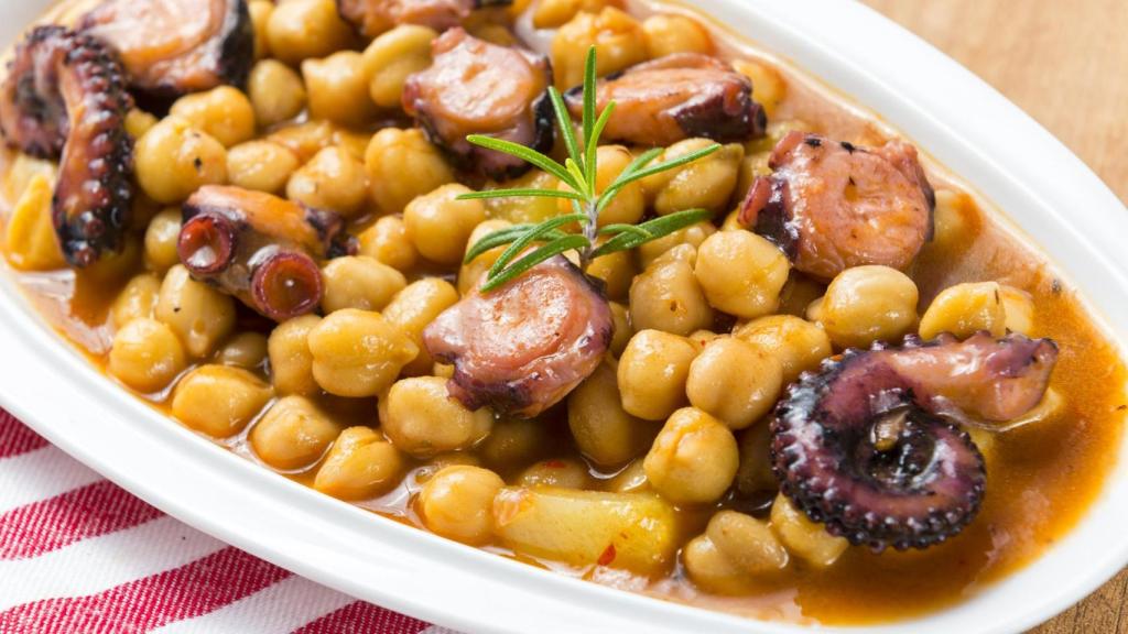 Un plato de garbanzos con pulpo