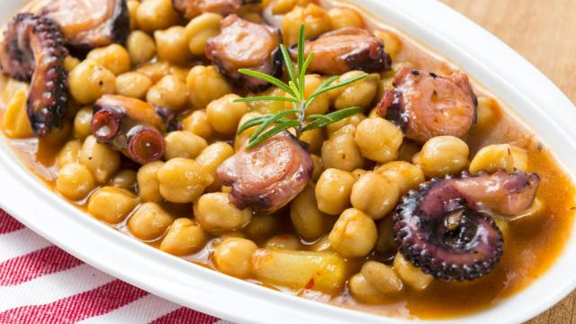 Un plato de garbanzos con pulpo
