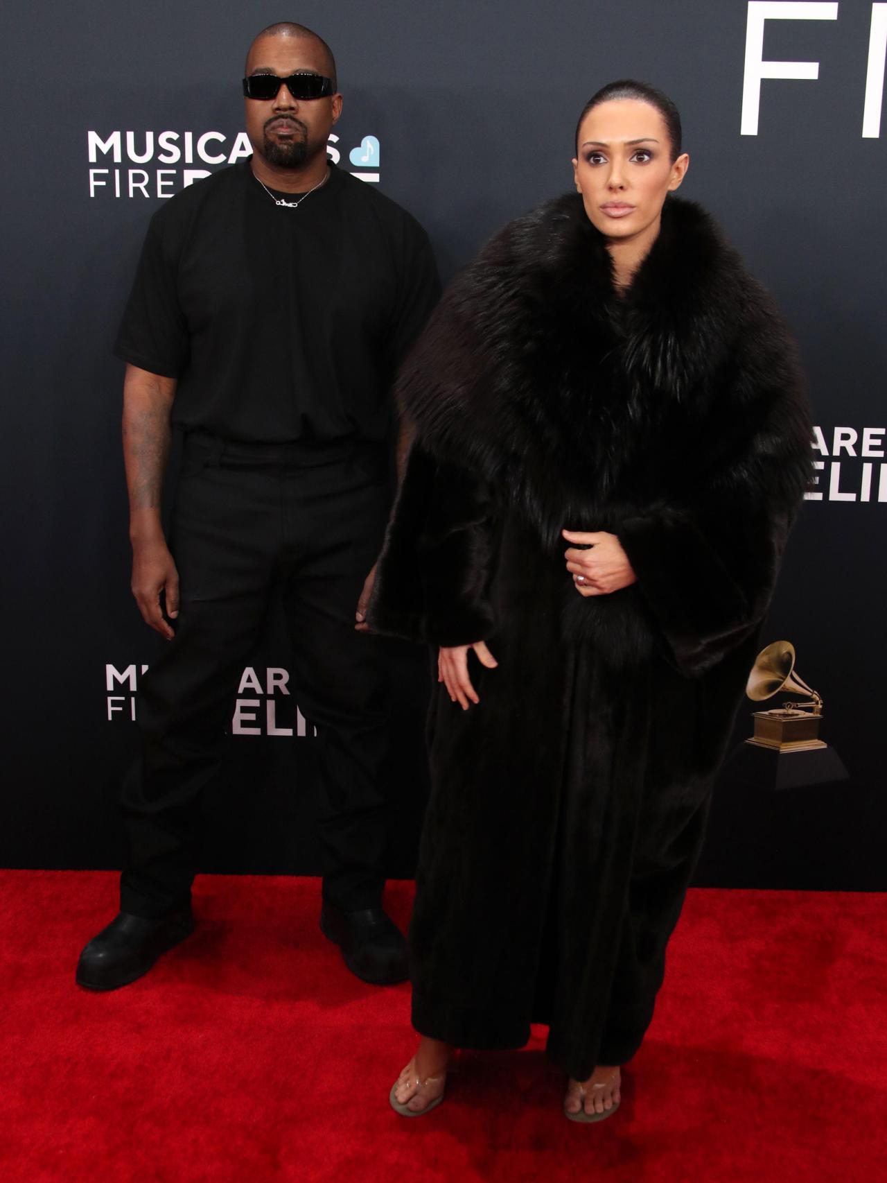 Bianca Censori ha llegado a la alfombra roja con un abrigo negro que se ha quitado instantes después.