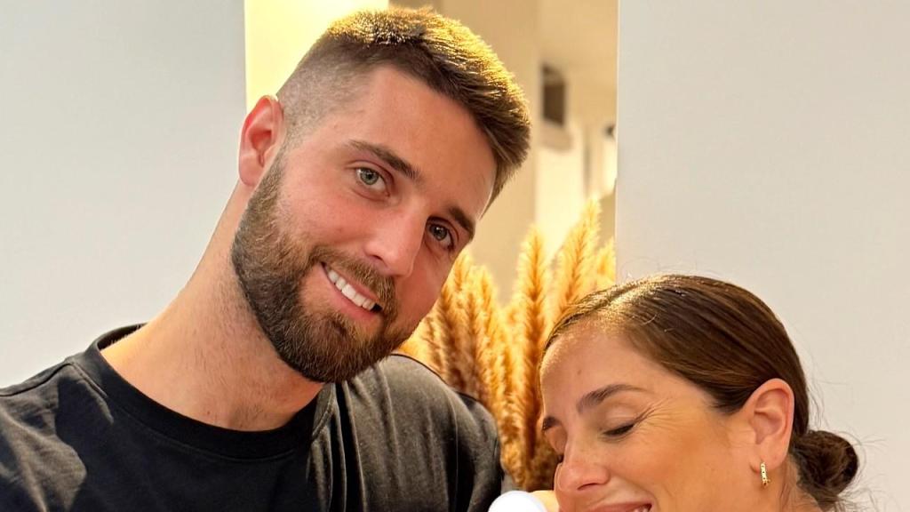 David Rodríguez y Anabel Pantoja junto a su hija en común, Alma, en una fotografía de sus redes sociales.