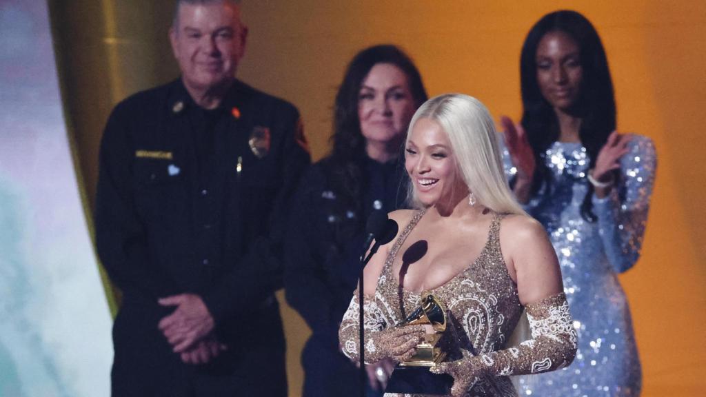Beyoncé recoge el Grammy al mejor álbum del año, entregado por bomberos de Los Ángeles. Foto: Reuters