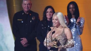 Beyoncé recoge el Grammy al mejor álbum del año, entregado por bomberos de Los Ángeles. Foto: Reuters
