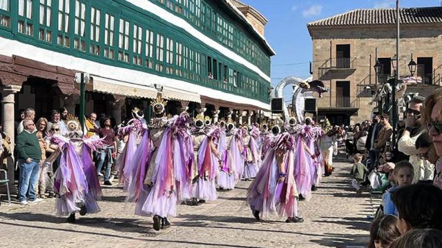 Desfile de carnaval en la plaza Mayor de Almagro (Ciudad Real). Foto: Ayuntamiento.
