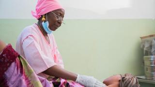 Una enfermera de Médicos Sin Fronteras realiza un reconocimiento a una paciente con cáncer de mama.