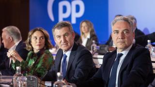 El presidente del Partido Popular, Alberto Núñez Feijóo, junto a la secretaria general del PP, Cuca Gamarra, y el vicesecretario de Coordinación Autonómica, Local y Análisis Electoral del PP y diputado nacional por Málaga, Elías Bendodo, durante la Junta Directiva Nacional del partido.
