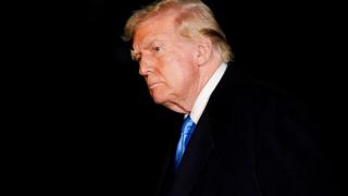 El presidente de EEUU, Donald Trump, llega al jardín sur de la Casa Blanca.