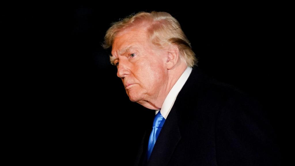 El presidente de EEUU, Donald Trump, llega al jardín sur de la Casa Blanca.