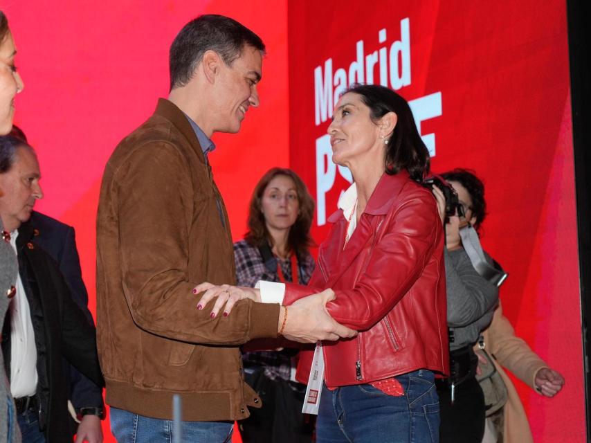 Reyes Maroto con Pedro Sánchez, este domingo en el Congreso de Leganés.