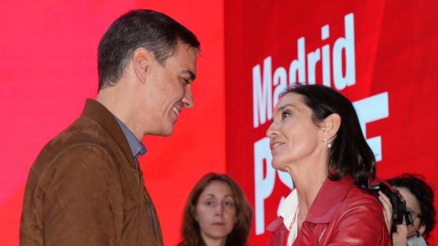 Reyes Maroto con Pedro Sánchez, este domingo en el Congreso de Leganés.