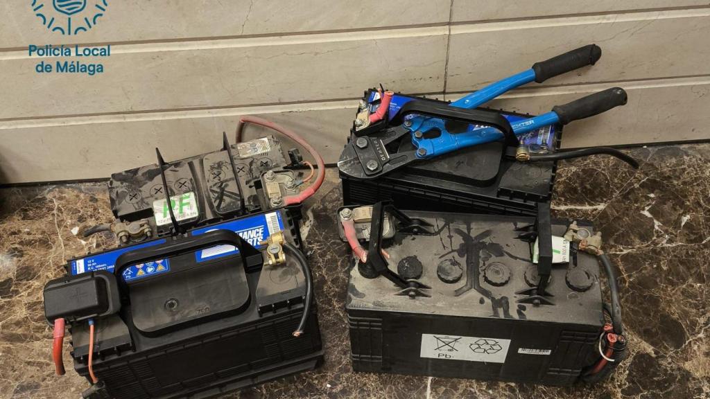 Arrestan a dos ladrones en Málaga mientras robaban baterías a camiones de una empresa de transporte
