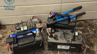 Arrestan a dos ladrones en Málaga mientras robaban baterías a camiones de una empresa de transporte