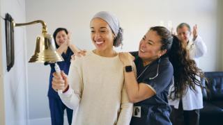 Una paciente de cáncer al recibir el alta médica.
