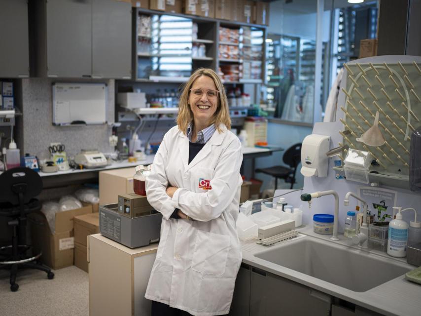 La doctora, en el laboratorio, donde pasa muchas horas investigando.