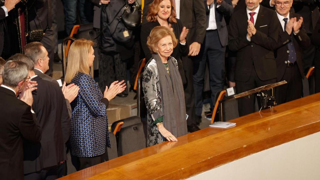 La reina Sofía, aplaudida por el auditorio.
