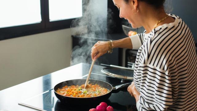 Mujer cocinando.