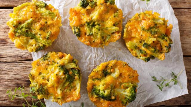 Mordeduras de brócoli con queso cheddar.